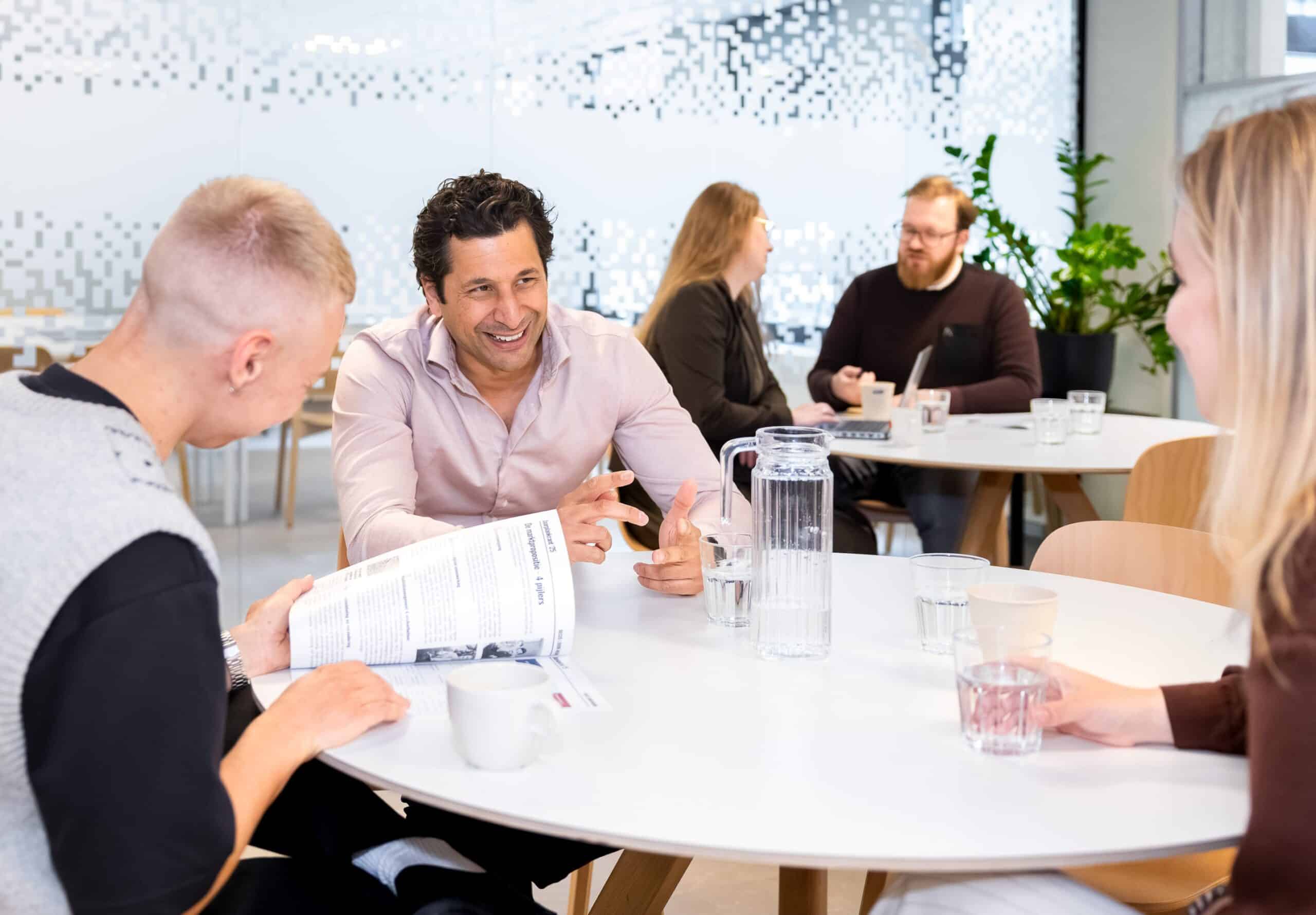 Collega's in gesprek met elkaar