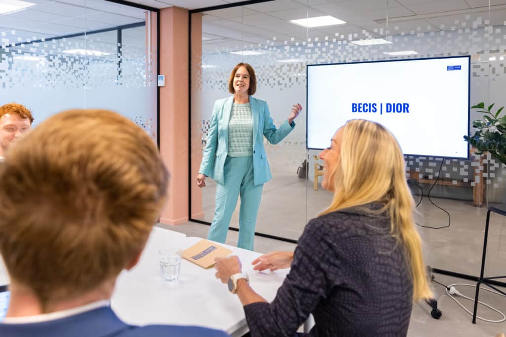 Collega geeft een presentatie
