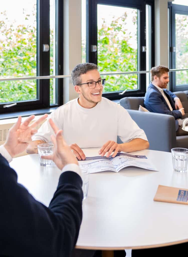 Collega lacht naar een andere collega