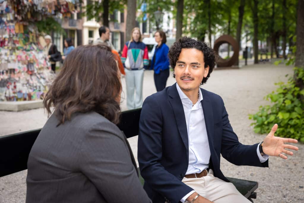 Collega's in gesprek met elkaar