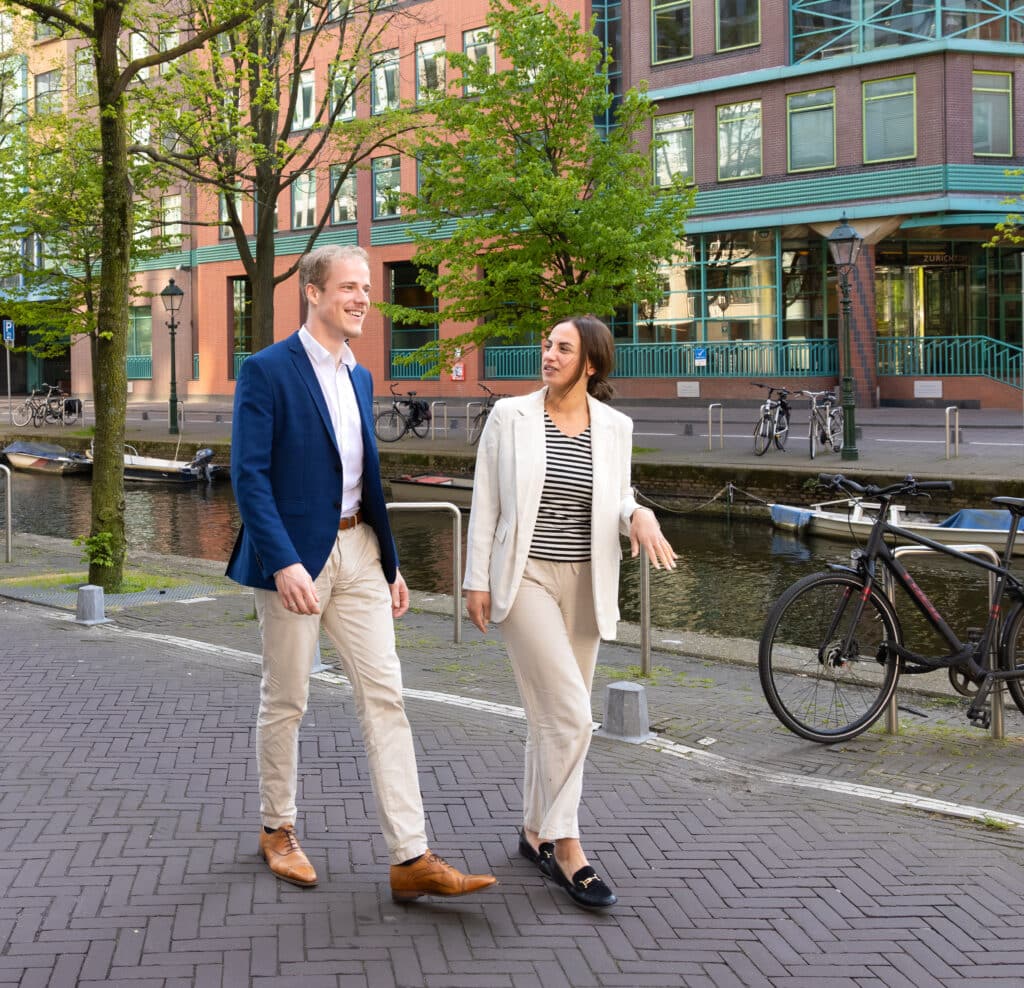 Collega's in gesprek tijdens een wandeling in Den Haag