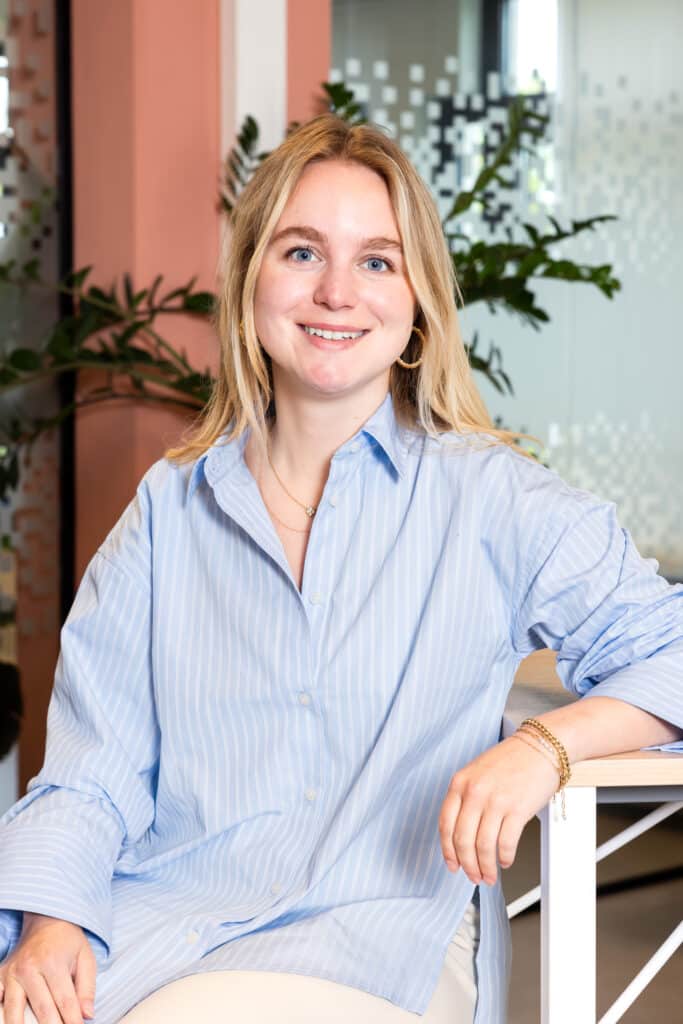 Portretfoto Julie van der Laan