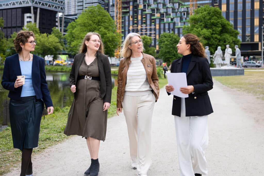 Collega's wandelen samen door het park