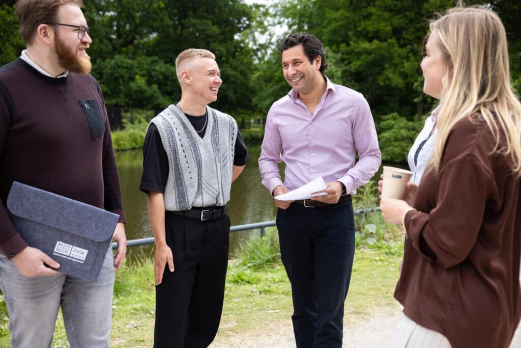 Groep collega's hebben een gesprek