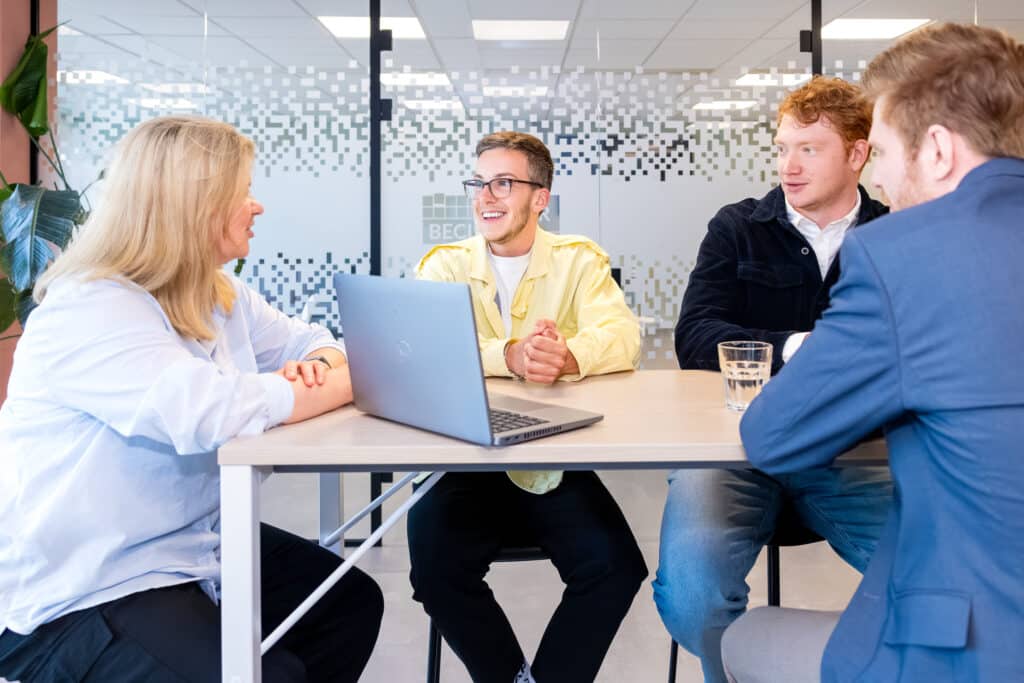 Collega's in gesprek met elkaar