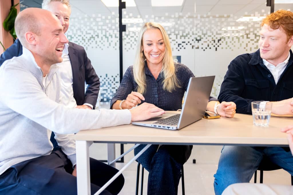 Collega's kijken samen naar een computerscherm