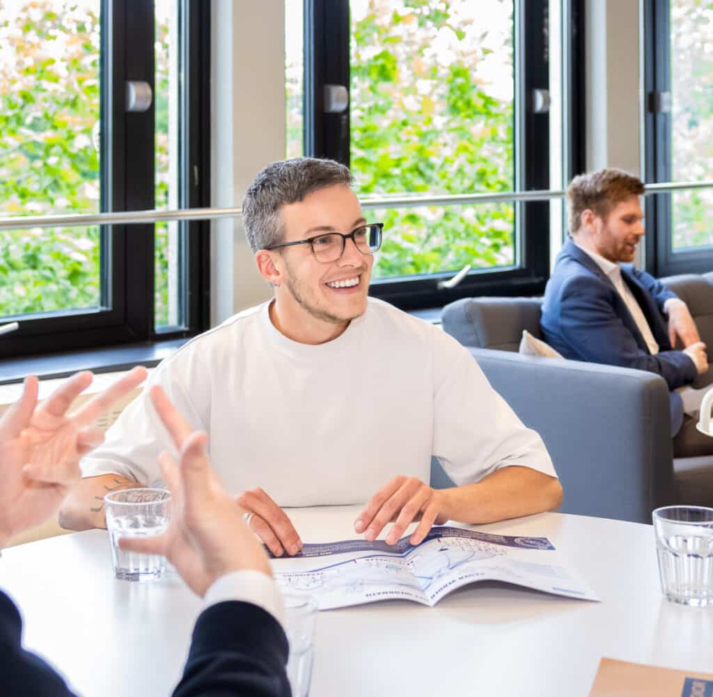 Collega's met elkaar aan tafel in gesprek