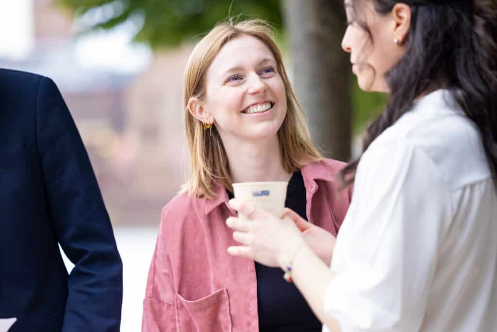 Collega lacht