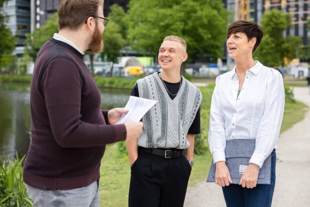 Collega's lachen naar elkaar
