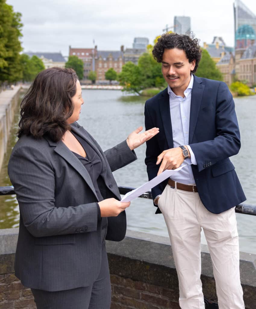 Collega geeft uitleg over informatieblad