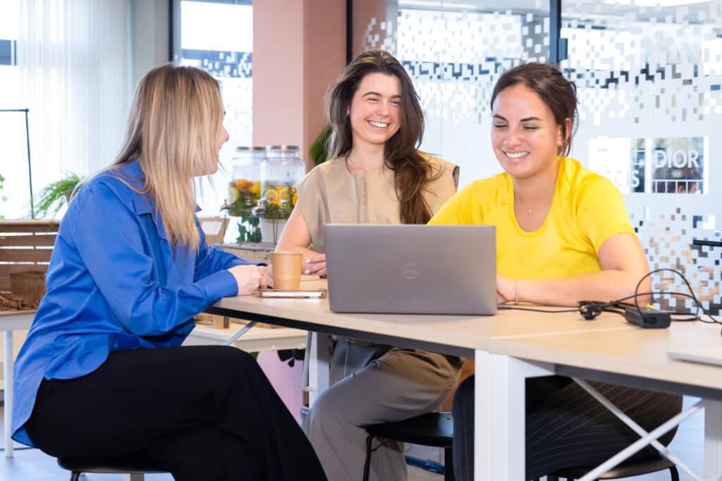 Collega's lachen met elkaar aan tafel