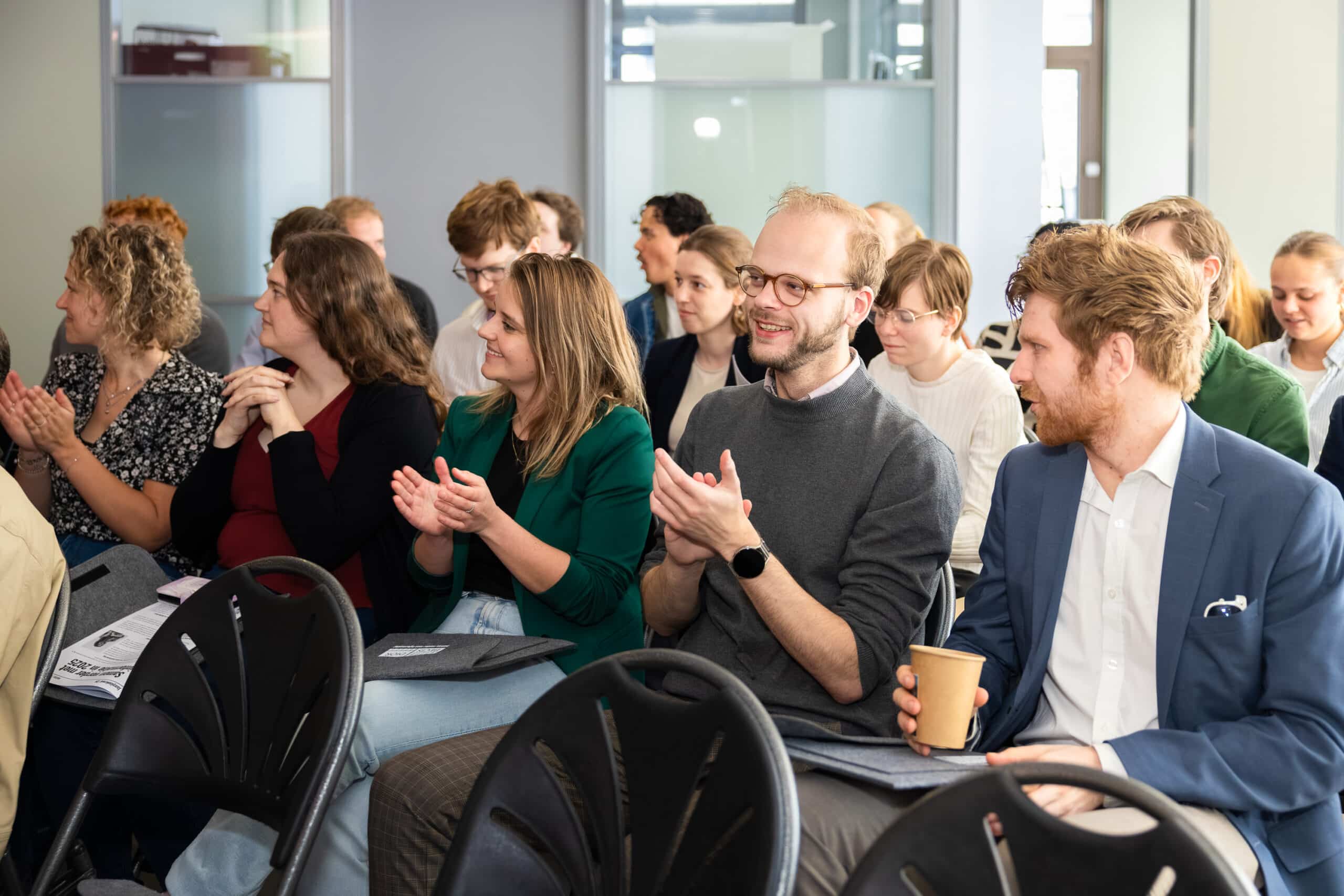 Groep van collega's geven applaus