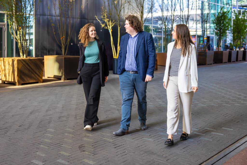 Collega's in overleg tijdens wandeling