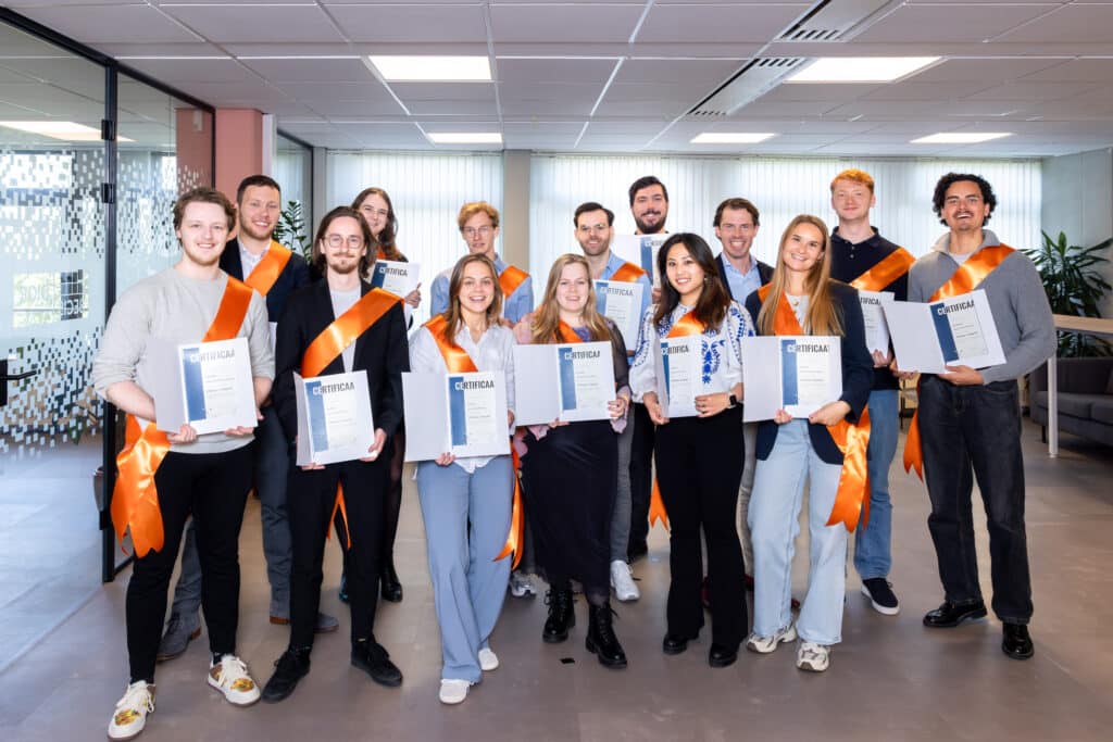 Traineegroep poseert met hun certificaten