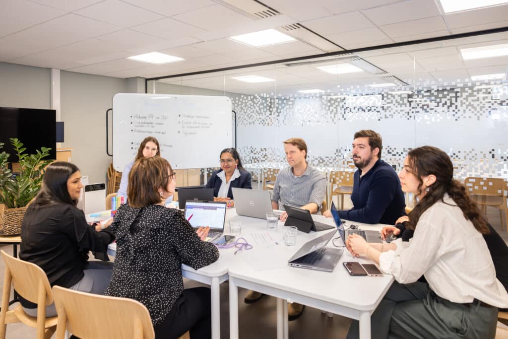 Groep van collega's aan tafel