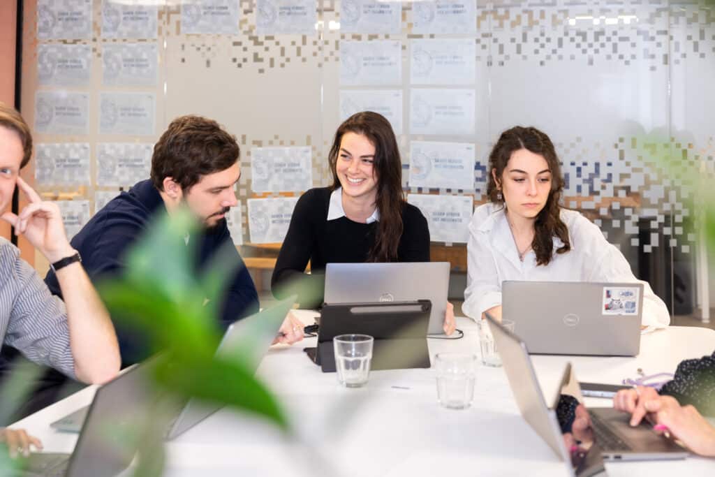 Collega's overleggen aan tafel