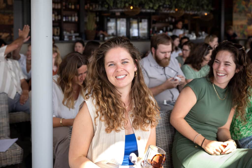 Collega lacht, tijdens VIT-vrijdag