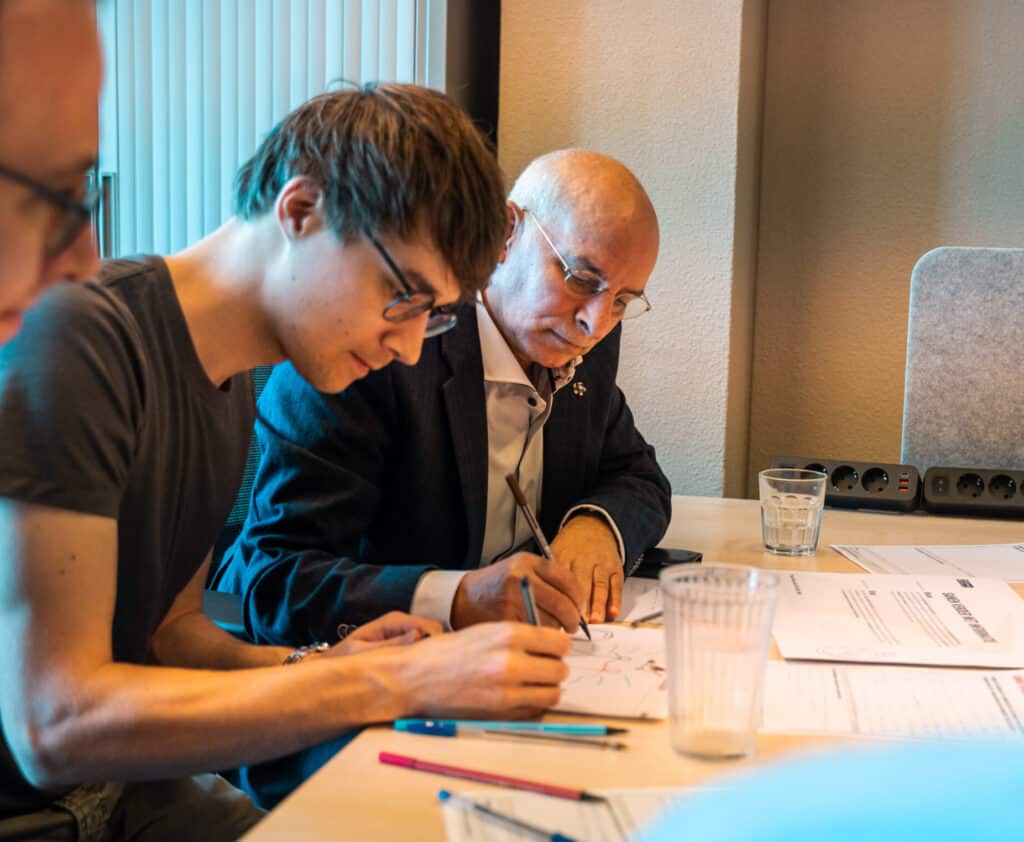 Collega's werken gezamenlijk aan groepsproject