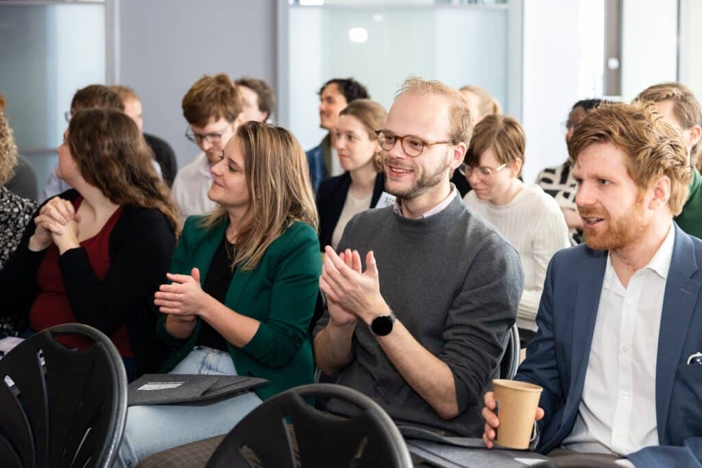 Groep collega's geeft applaus