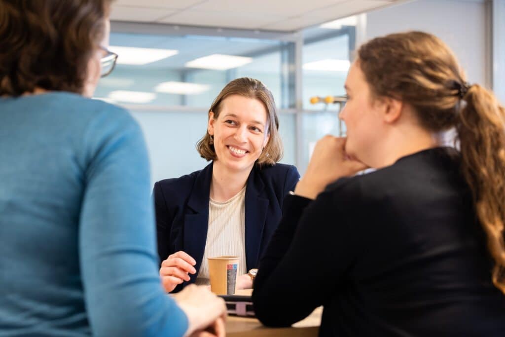 Collega lacht