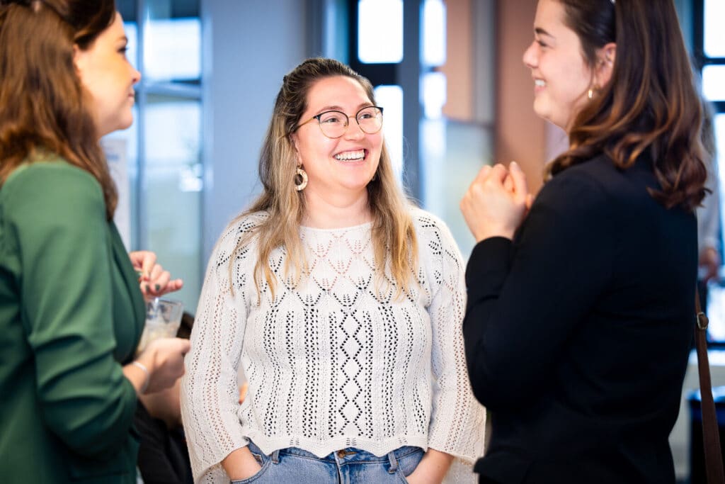 Collega's lachen met elkaar in goed gesprek