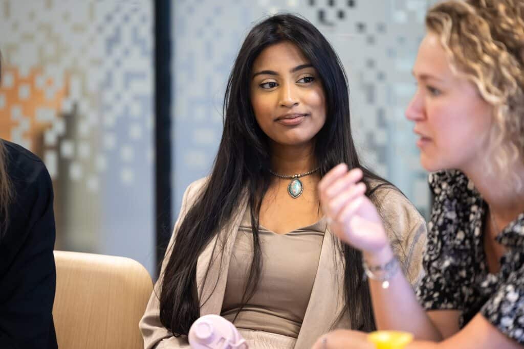 Collega luisterd naar uitleg