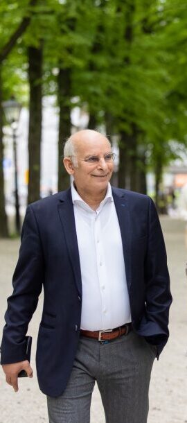 Collega maakt een wandeling door het park