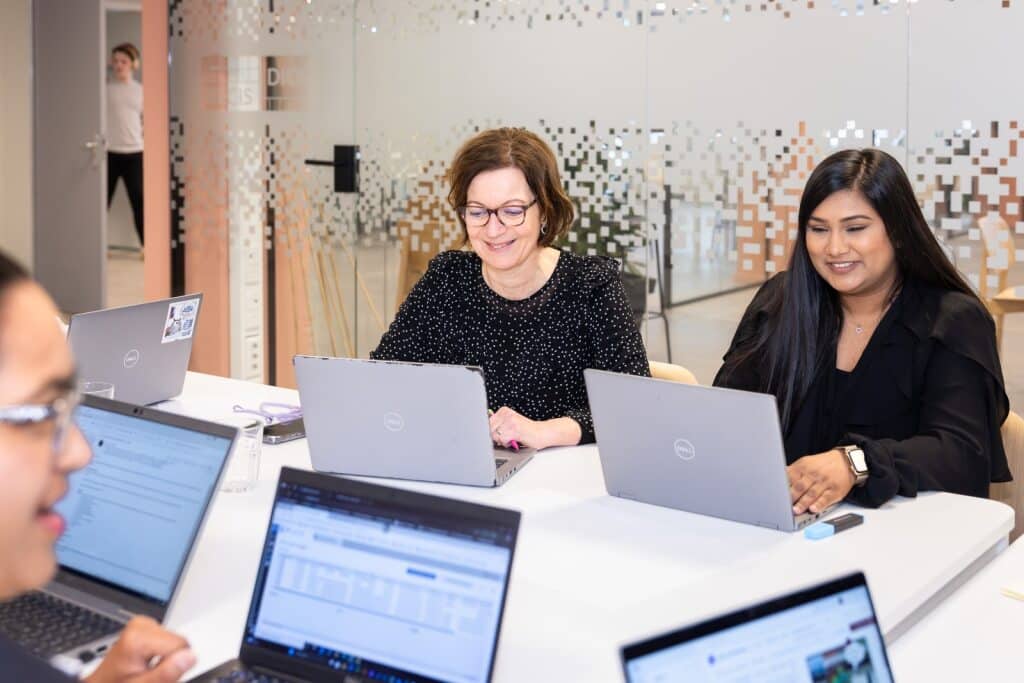 Collega's werken samen