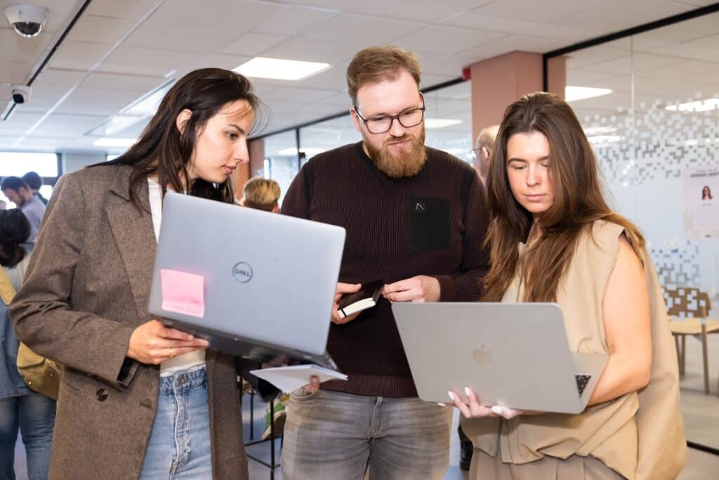 Collega's analyseren samen informatie op hun computerscherm