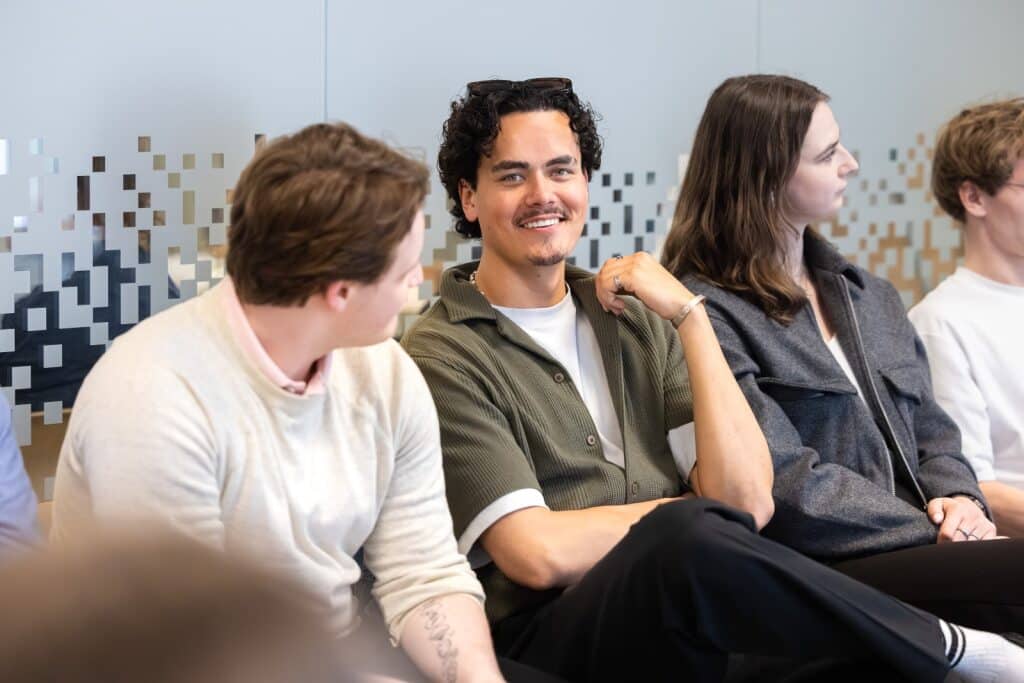 Collega's lachen met elkaar