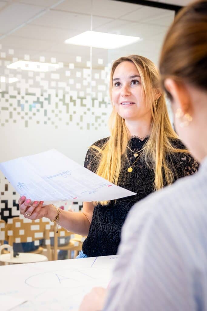 Collega toont een document