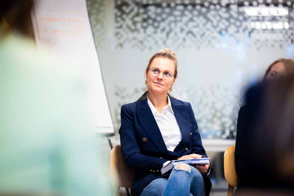 Collega luistert naar uitleg