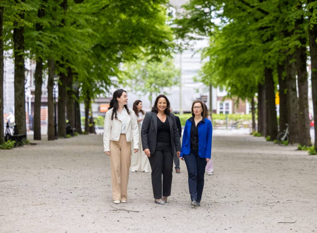 Collega's wandelen samen door het park, in gesprek