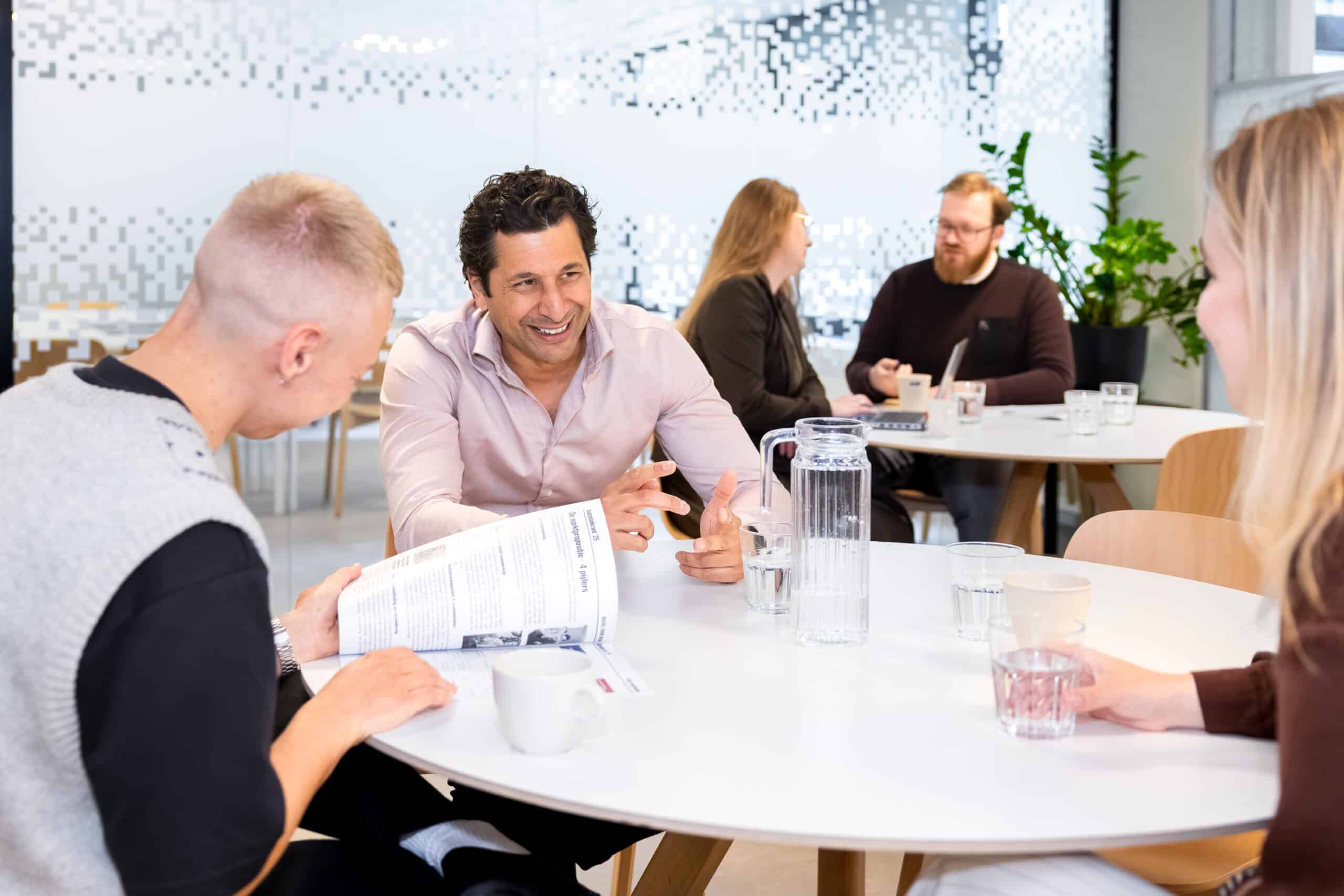 Collega's in gesprek tijdens meeting