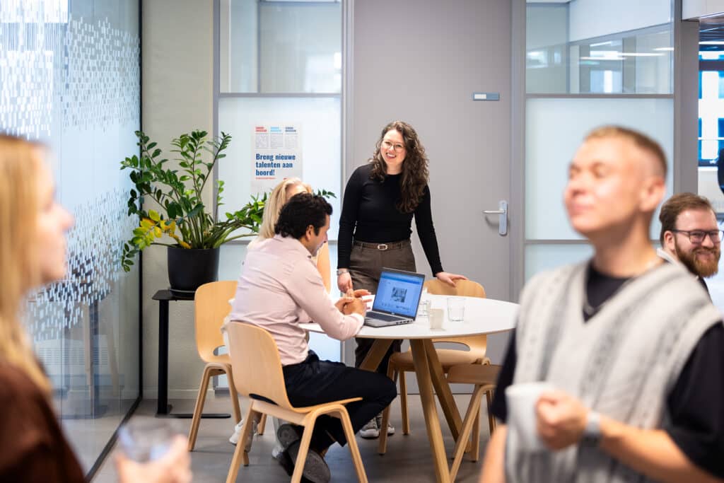 Collega's rond de tafel voor uitleg