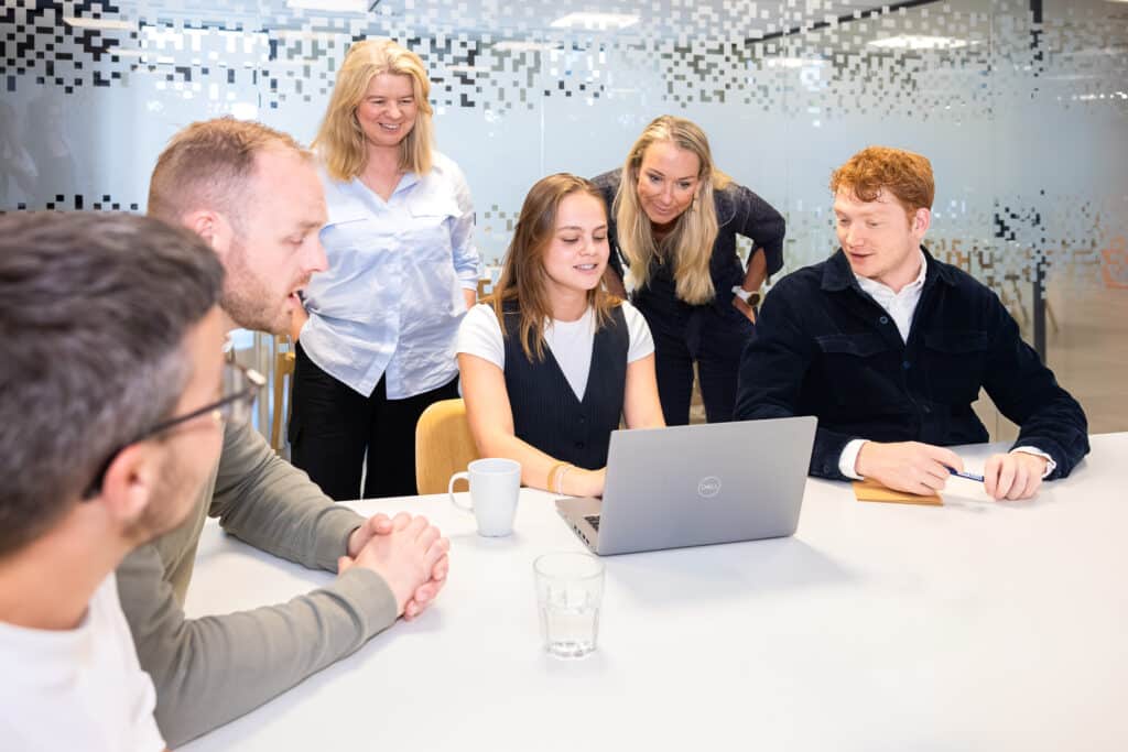 Samenwerken op kantoor, meekijken