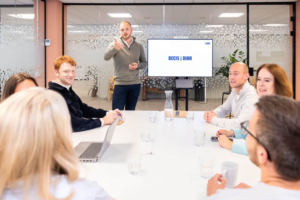 Collega geeft presentatie
