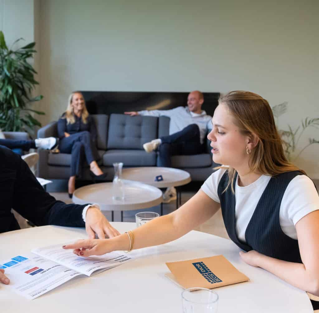 Collega legt uit aan andere colelga