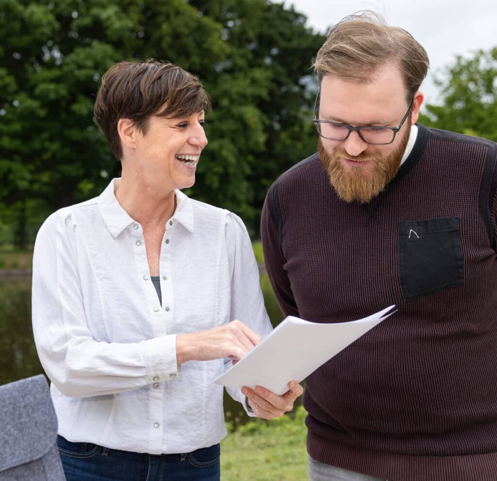 Collega's met elkaar in gesprek