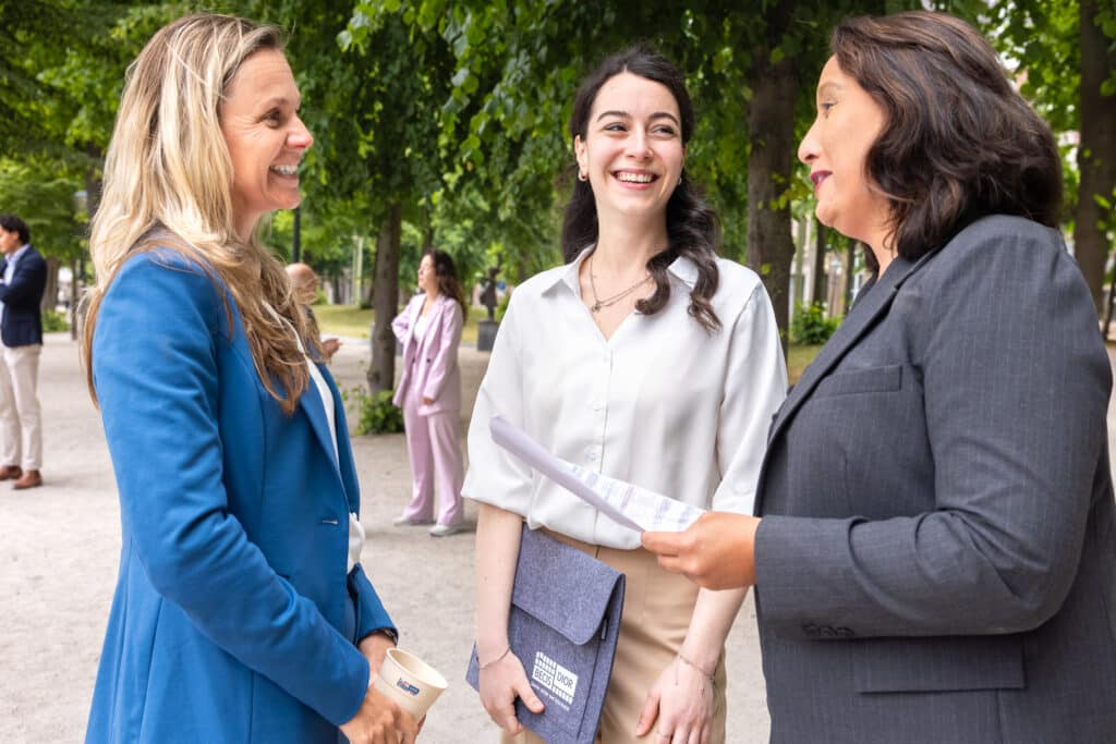 Collega's lachen samen