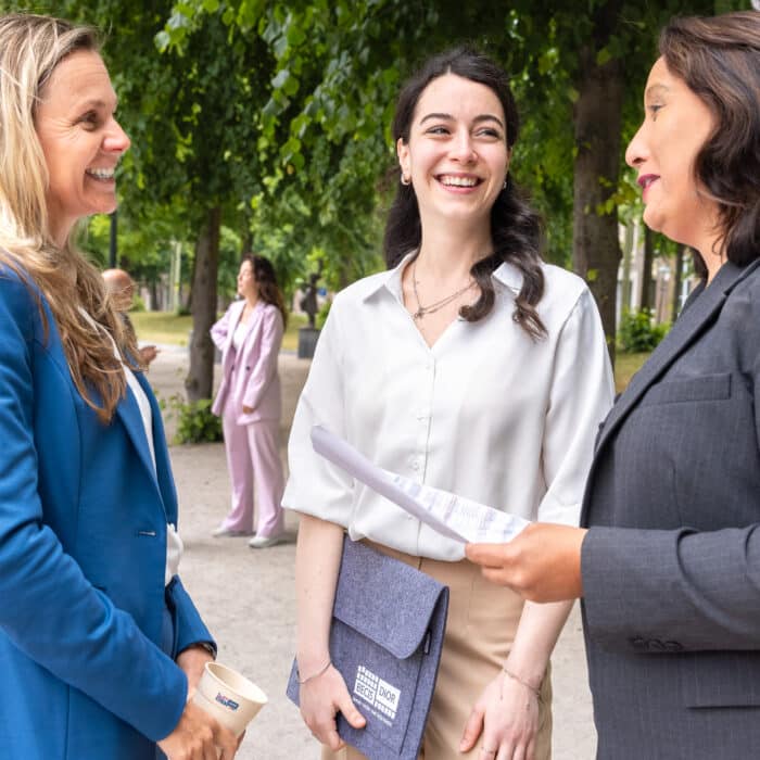 Collega's lachen samen