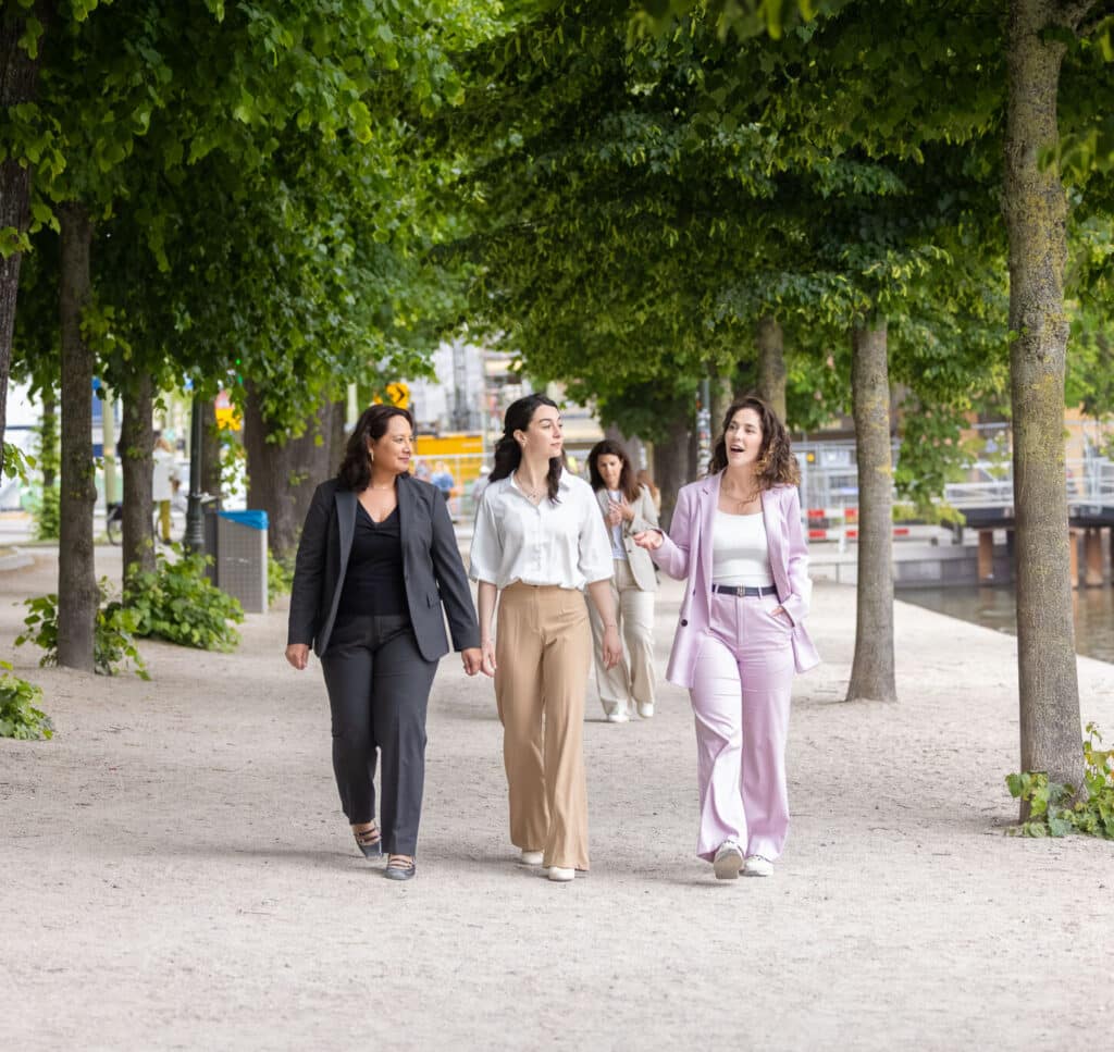 Collega's wandelen samen over een pad
