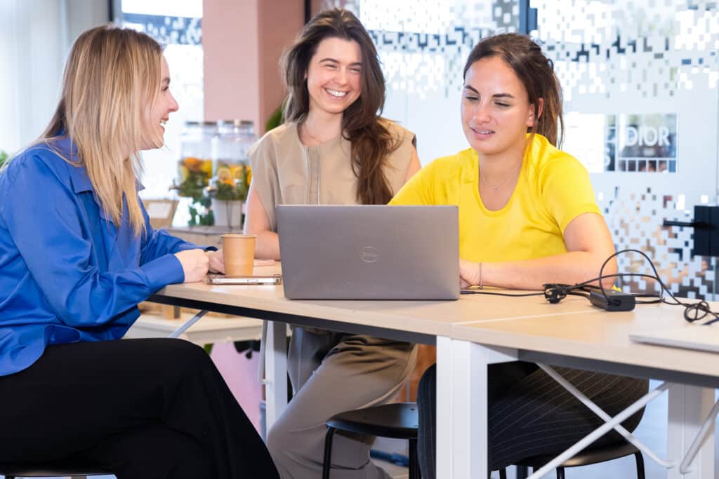 Medewerkers met elkaar in gesprek
