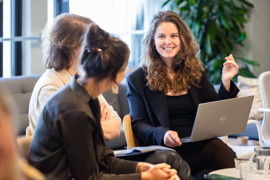 Collega's in gesprek met elkaar