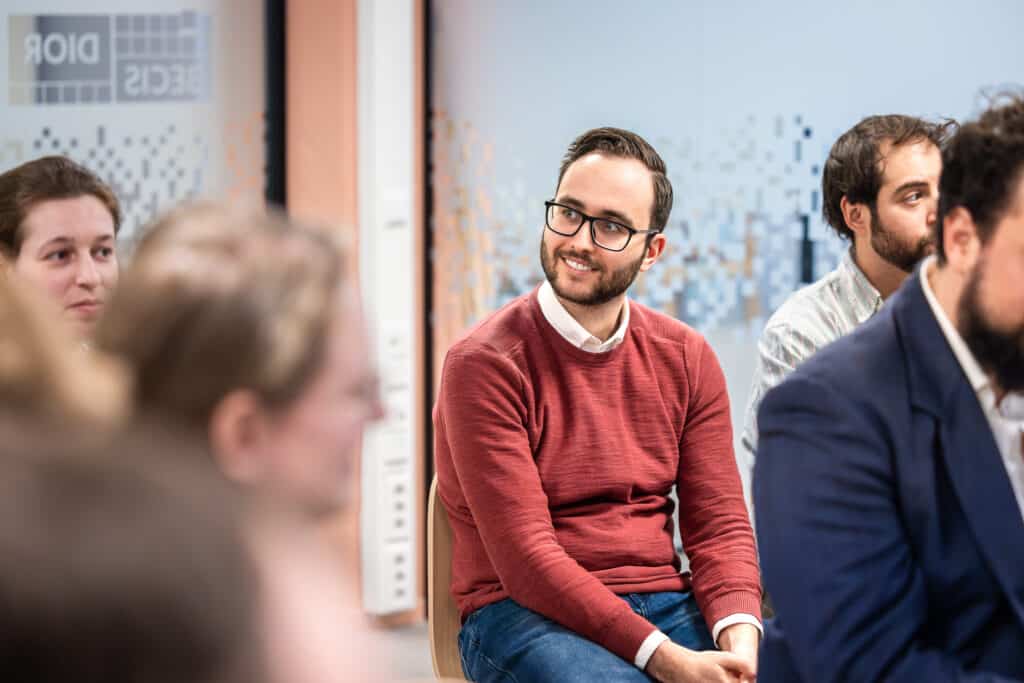 Collega luisterd naar uitleg