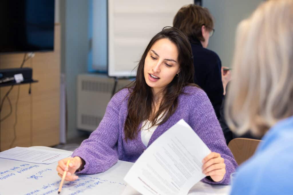 Collega geeft uitleg over documenten