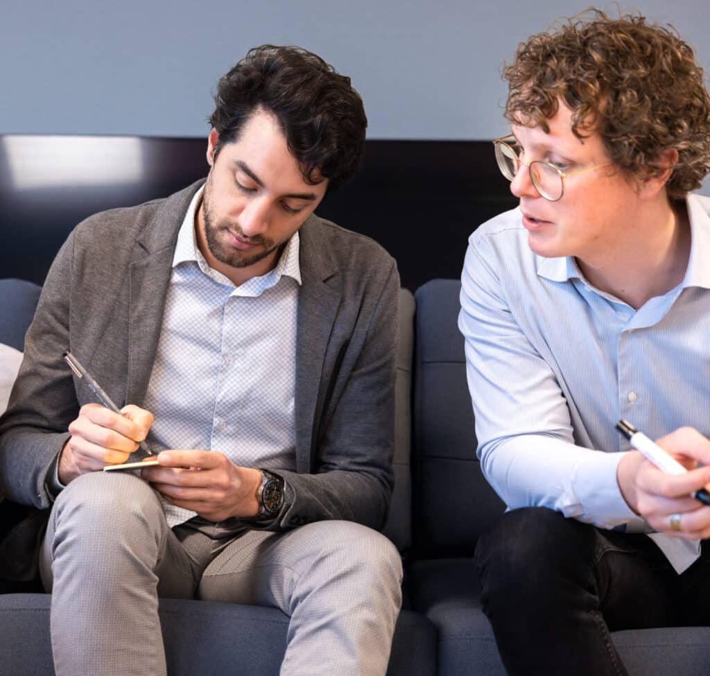 Collega's werken samen aan casus