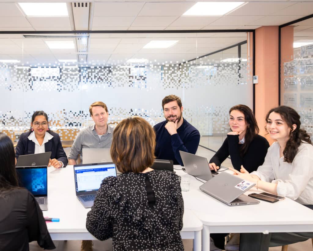 Collega's gezamenlijk in overleg in lokaal