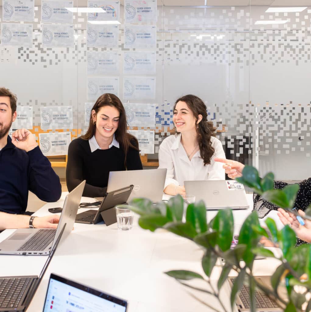Collega's in overleg tijdens training