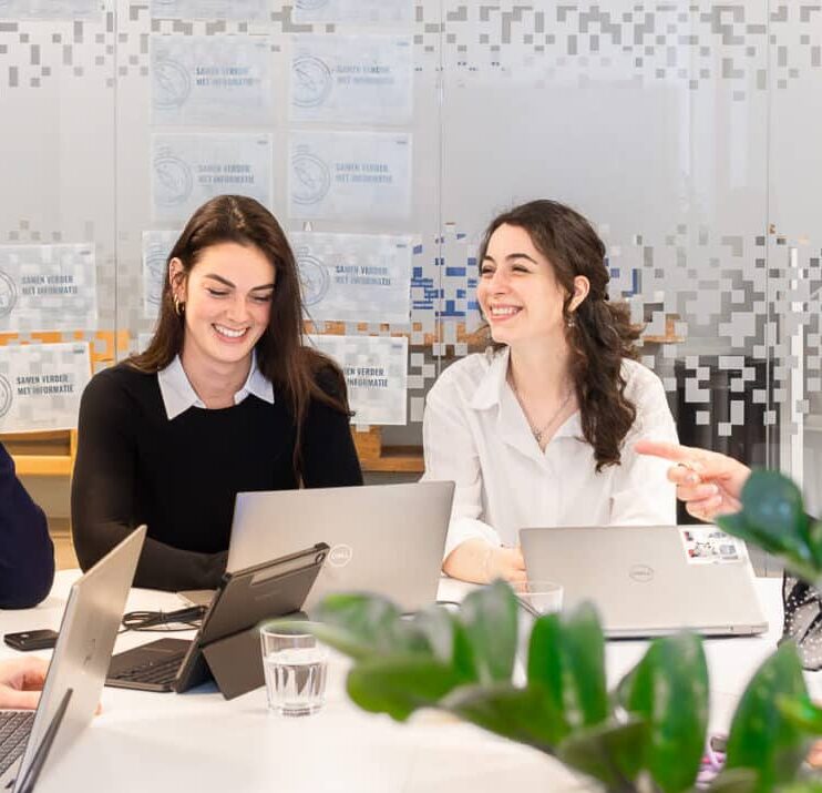 Collega's in overleg tijdens training